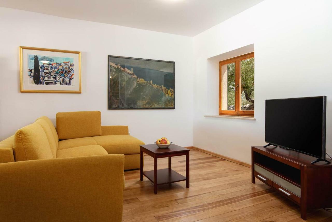 Villa Dubrava Tranquil Retreat Nestled In An Olive Grove For Serene Escapes Pucisca Exteriér fotografie