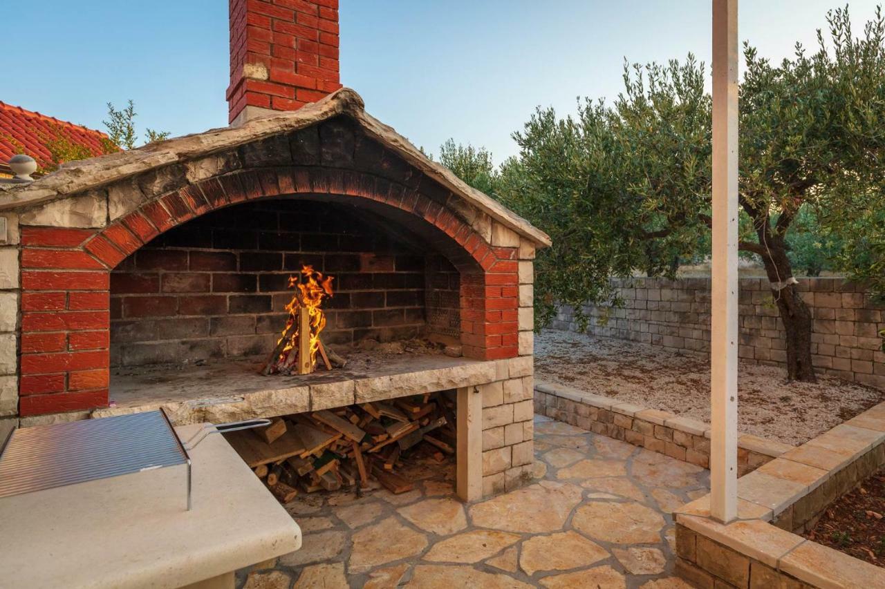 Villa Dubrava Tranquil Retreat Nestled In An Olive Grove For Serene Escapes Pucisca Exteriér fotografie